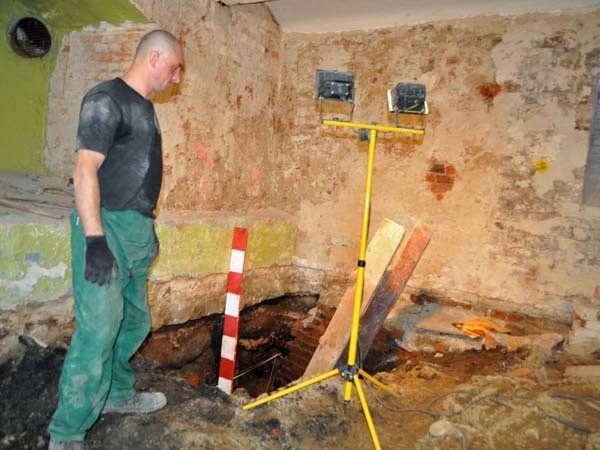 Piotr Łukaszewicz z firmy Ciepłownik pokazuje archeologiczne znaleziska w szczecineckim zamku. 