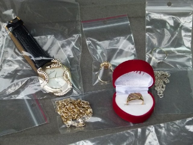 Policjanci odzyskali skradzione pierścionki, zabezpieczyli też inne łupy: m.in. zegarki czy łańcuszki