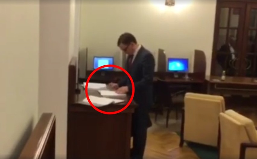 Poseł Brejza nagrał Ziobrę podpisującego listę obecności po zamknięciu obrad Sejmu