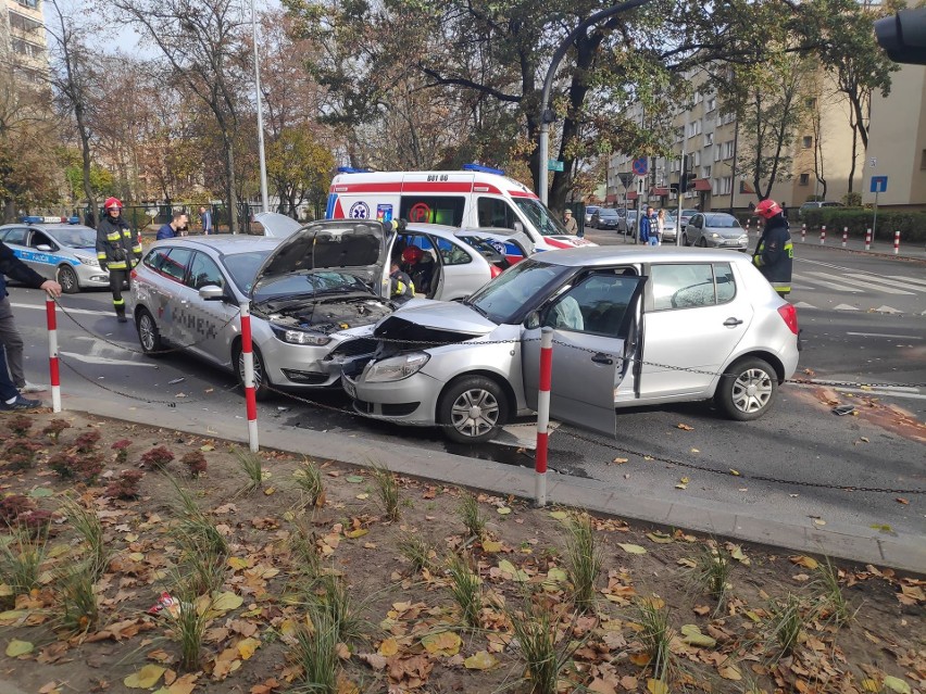 Białystok. Zderzenie trzech aut na skrzyżowaniu ulic Mickiewicza z Konopnickiej. Poszkodowane dziecko [ZDJĘCIA]