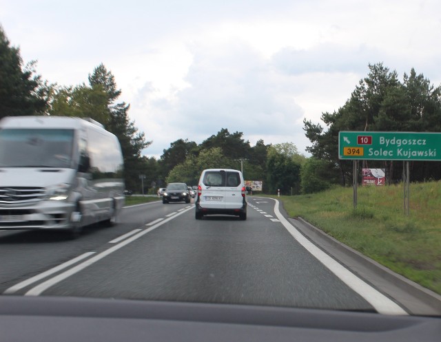 DK 10 między Bydgoszczą a Toruniem posiada po jednym pasie ruchu w obu kierunkach (nie licząc skrzyżowań) i te nie są oddzielone barierkami energochłonnymi. Stąd tak dużo czołowych zderzeń.