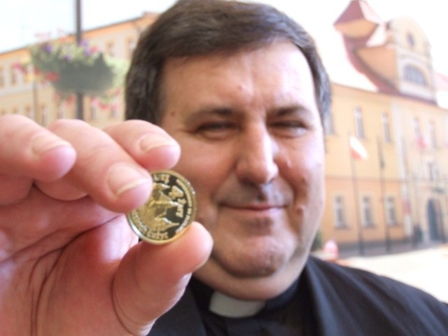 Ksiądz Zygmunt Czepirski cieszy się, że dochód ze sprzedaży monet zostanie przeznaczony na budowę hospicjum.