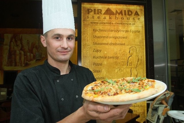 - Ciasto do pizzy przygotowujemy na miejscu, dzięki czemu jest zawsze najwyższej jakości. Także dodatki do pizzy, które w Piramidzie są bardzo różnorodne, są zawsze świeże - mówi Przemysław Sosnowski, szef kuchni w kieleckiej restauracji Piramida.