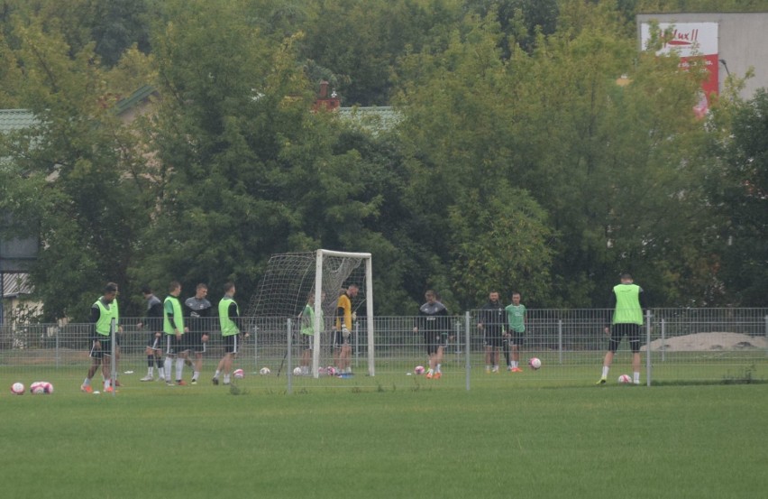 Fortuna 1 Liga. Deszczowy środowy trening Radomiaka. Radomianie trenowali w składzie. W sobotę mecz z Wartą Poznań 