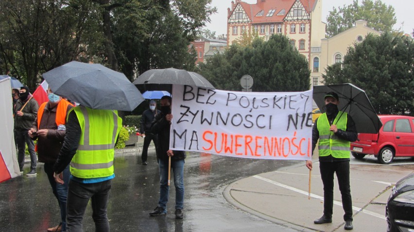 Protest rolników pod Urzędem Wojewódzkim przeciw „piątce dla...