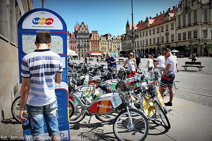 Wrocławski rynek zastawiony rowerami. O co chodzi? (ZDJĘCIA)