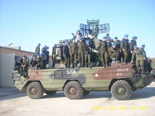 Uczniowie wojskowych klas białoborskiej szkoły poznali pojazdy wojskowe 8 Koszalińskiego Pułku Przeciwlotniczego.