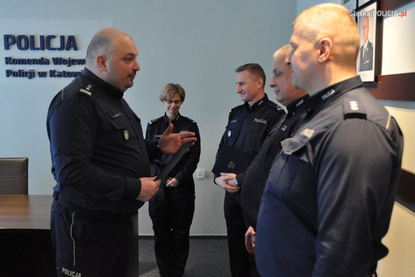 Rozkazy wręczył policjantom insp. Krzysztof Justyński,...