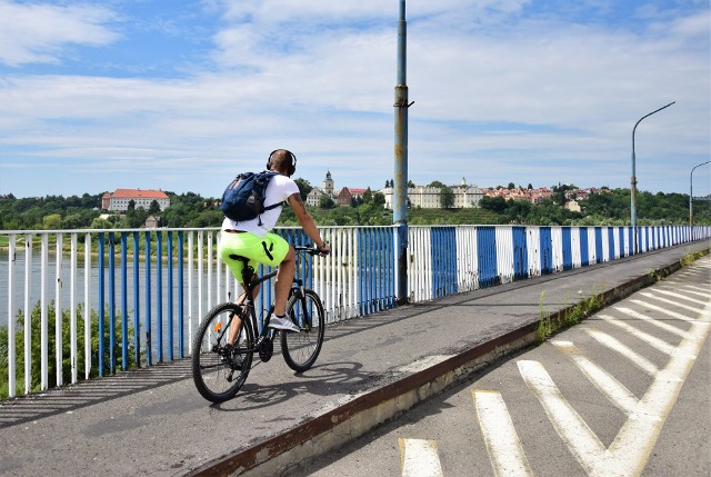 Stary most w Sandomierzu. To już ostatnie jego chwile przed rozbiórką. Mimo że zamknięty panuje tu spory ruch pieszych i rowerzystów. Zobaczcie na kolejnych zdjęciach