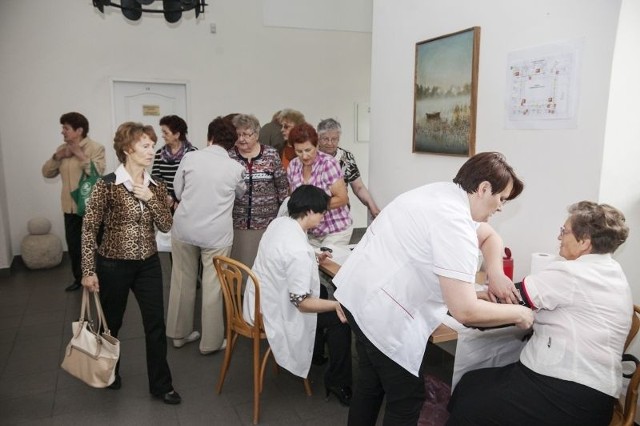 Uczestnicy I Konferencji Senioralnej w Pińczowie mogli w jej trakcie zmierzyć sobie ciśnienie czy zbadać poziom cukru we krwi.