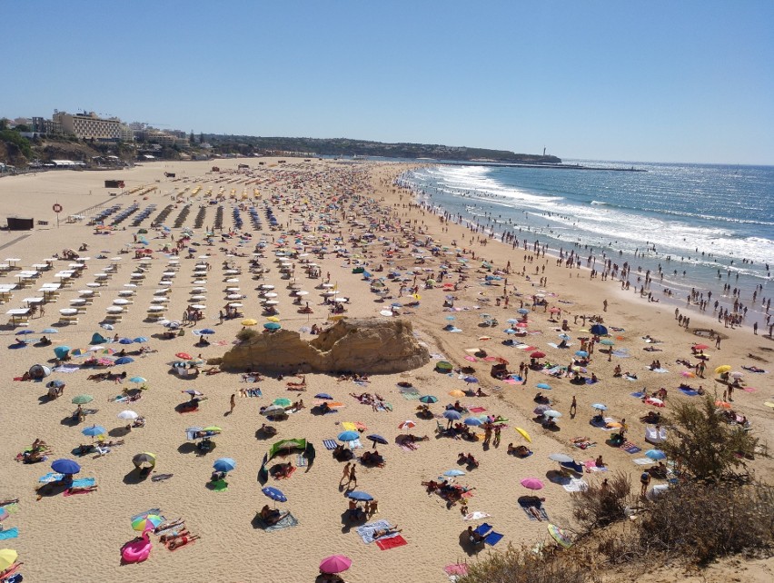 Rocha to najpiękniejsza plaża w okolicy Portimao, drugiego...