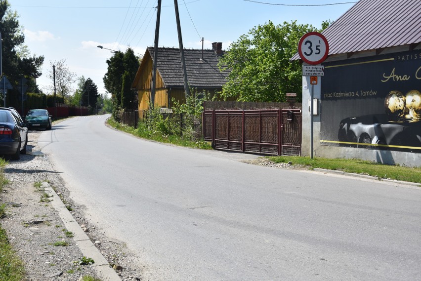 Najdziwniejszy zjazd z autostrady w Polsce to wąska uliczka w Ostrowie. Tylko przypadek dał mieszkańcom chwilową ulgę