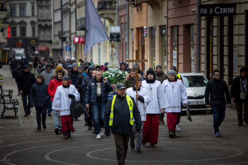 Męski Różaniec w Przemyślu modlił się za naród ukraiński o ratunek i zakończenie wojny [ZDJĘCIA]