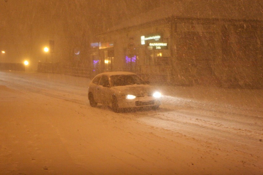 Sprzęt wyjechał dopiero po śnieżnej burzy. Według drogowców,...