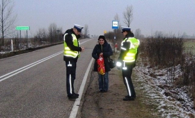 Hajnowscy policjanci przypominali o konieczności noszenia elementów odblaskowych przez pieszych poruszających się po zmierzchu poza terenem zabudowanym.