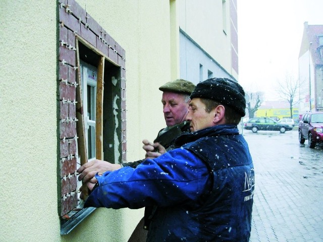 Przed Lechem Babińskim i Stanisławem Glińskim (z prawej) jeszcze dużo pracy. Jednak zapewniają, że do 25 marca pomieszczenie na pewno będzie gotowe.