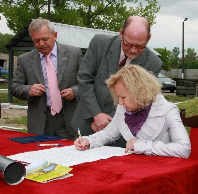 Jako jedna z pierwszych akt podpisała Agnieszka Jamrowska, której asystowali starosta Grzegorz Geabryelski i prezes Eko-Wodrolu Włodzimierz Lipski.