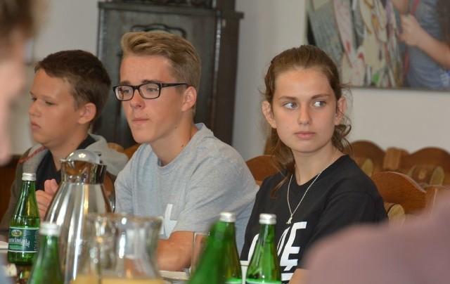 W Inowrocławiu przebywa młodzież Kościoła Zielonoświątkowego z Malborka, Głogowa i Nowej Wsi. Na zdjęciu w trakcie wizyty w inowrocławskim ratuszu.