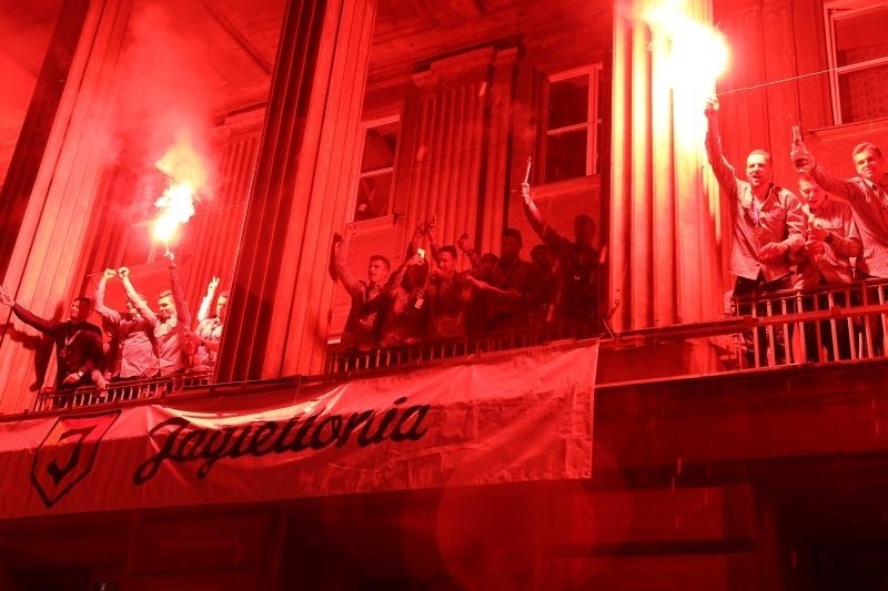 Plac Uniwersytecki. Jagiellonia wygrała. Kibice świętowali z piłkarzami (zdjęcia, wideo)