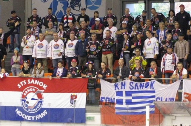 W Rumunii sanockich hokeistów wspierało ponad 200 kibiców. Ciekawe ilu pojedzie do Francji, bo o pełną halę podczas ew. finału w Sanoku można być spokojnym.