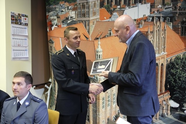 Prezydent Torunia spotkał się dziś przed południem ze strażakami i policjantem, którzy brali udział w brawurowej akcji w ostatni piątek.