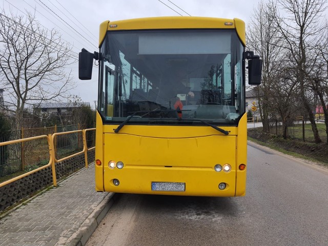 W miejscowości Kików w gminie Solec Zdrój peugeot uderzył lusterkiem w szkolny autobus. Kierujący osobówką miał 2 promile.