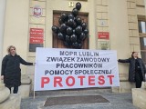 Pracownicy Miejskiego Ośrodka Pomocy Rodzinie protestowali przed ratuszem. Zobacz zdjęcia