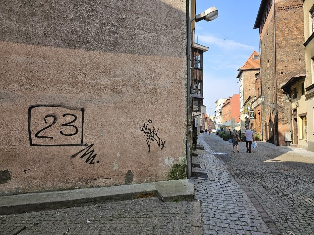 Miasto ogłosiło przetarg na usunięcie sześciu graffiti ze starówki