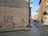 Graffiti na starówce to problem. Miasto ogłasza przetarg na usunięcie bazgrołów