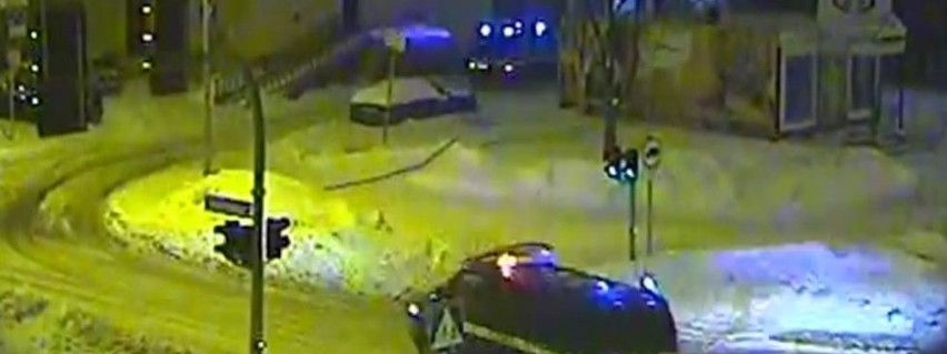 Pościg w centrum miasta! Pijany kierowca ukradł włączony samochód prosto z ulicy (zdjęcia)