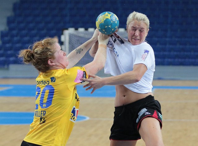 Monika Głowińska (z piłką) z Pogoni Baltica Szczecin została uznana najlepszą zawodniczką turnieju.