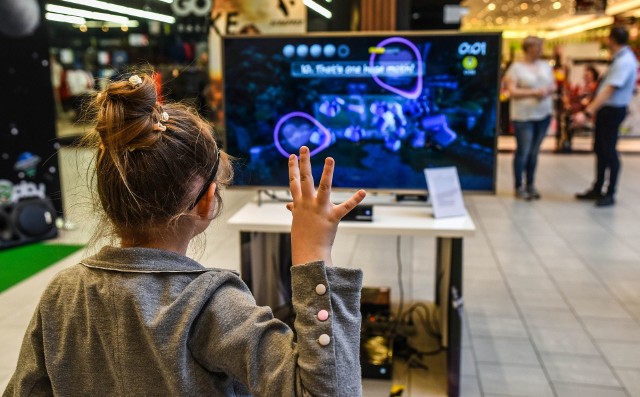 Centrum Handlowe Rondo odkrywa świat pikseli i wirtualnej rzeczywistości dla najmłodszych klientów. Przez cały weekend w godzinach 10.00-20.00 odbędzie się Gaming World – Pixelowe Szaleństwo.Na wszystkich, którzy w najbliższy weekend wybiorą się do CH Rondo czeka sześć specjalnych stref z pikselowymi atrakcjami: strefa główna z konkursami wiedzy o Minecraft, strefa z goglami VR, gdzie będzie można przenieść się do wirtualnego świata, strefa do poznania podstawy programowania, strefa kreatywna, gdzie będzie można zmaterializować swoje marzenia z drukarkami 3D oraz wyczarować arcydzieło z użyciem pisaków 3D,  strefa zabawowa, w której będzie można pograć m.in. w Roblox, Boom Ball czy Lego Worlds i strefa malucha z grami edukacyjnymi, rysowaniem i tworzeniem.Wstęp jest bezpłatny.