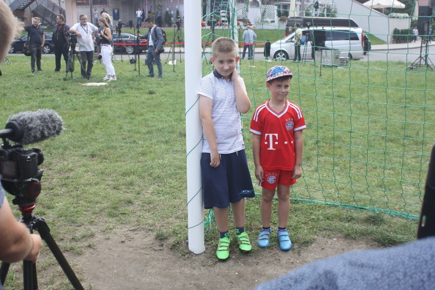 Premier Mateusz Morawiecki w Tychach. Szef rządu obiecał dzieciom remont boiska. Wcześniej młodzi chłopcy prosili o to w internecie ZDJĘCIA