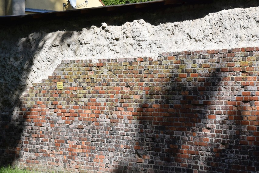 Średniowieczne zabytkowe mury obronne w Byczynie.