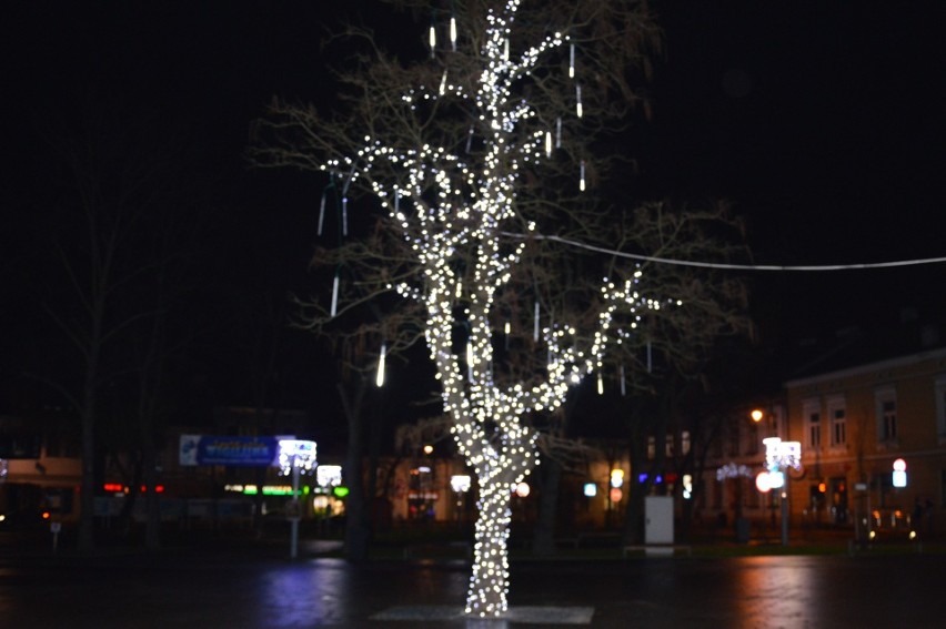 Skawina. W mieście są już świetlne świąteczne dekoracje, m.in. z Mikołajem i choinką. 