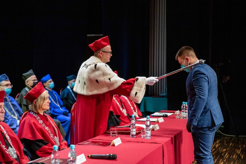 Uderzeniem berła prof. Robert Ciborowski, rektor UwB,...