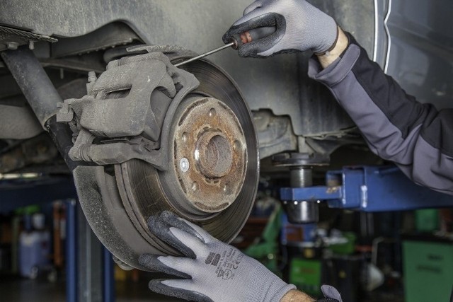 W Toruniu tak jak i w innych miastach z roku na rok przybywa aut. Powstają również nowe warsztaty samochodowe.  Jak znaleźć najlepszego mechanika? Najłatwiej z polecenia znajomego lub dzięki opiniom Googla. Sprawdź, którzy mechanicy w Toruniu mają najwięcej opinii.>>>>>ZOBACZ