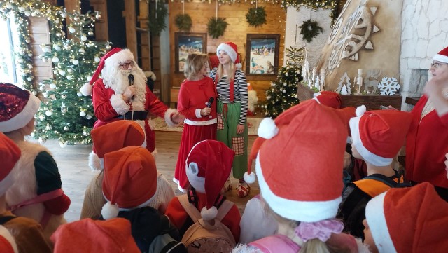 6 grudnia najmłodsi bardzo chętnie odwiedzili Chatę i Wioskę Świętego Mikołaja w Bałtowie