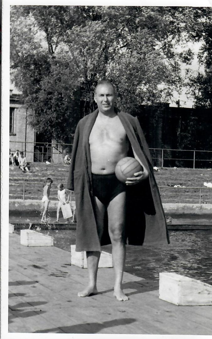 Jan Zakrzewski na pływalni przy ulicy Kolejowej