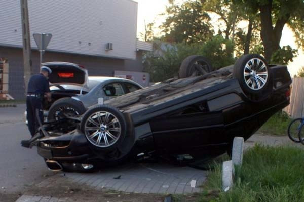 Wypadek na rondzie: Dachowanie BMW. ranna 19-latka w szpitalu (zdjęcia)