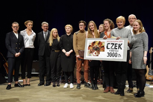 Już wszystko wiadomo. Zwycięzcą jubileuszowego XV Ogólnopolskiego Festiwalu Małych Form Teatralnych "Arlekinada" w Inowrocławiu został Teatr Bez (pre)Tekstu z I LO im. Karola Marcinkowskiego w Poznaniu. Wystawił on spektakl "Scenki rodzajowe" w reżyserii Wiesławy Wójcik i Anny Rozmianiec. Drugą nagrodę jury pod przewodnictwem Soni Bohosiewicz, którą wspierali Łukasz Maciejewski i Jerzy Rochowiak, przyznało Teatrowi "Cyk" z Gminnego Ośrodka Kultury "Sokół" w Czerwonaku za sztukę "Mój niepokój ma przy sobie broń" w reż. Anny Rozmianiec. Trzecia nagroda pojechała do Lubartowa razem z Teatrem "Trupa" z Powiatowego Domu Kultury, który wystawił "Męczeństwo Piotra Ohey'a" w reżyserii Jolanty Tomasiewicz. Najlepszym reżyserem festiwalu została Anna Rozmianiec, najlepszą aktorką - Kornelia Niziołek z Teatru Trupa w Toruniu, a najlepszym aktorem - Michał Szudrowicz z Teatru Bez (pre)Tekstu. W trakcie gali specjalne podziękowania złożono Elżbiecie Piniewskiej, twórczyni "Arlekinady". 