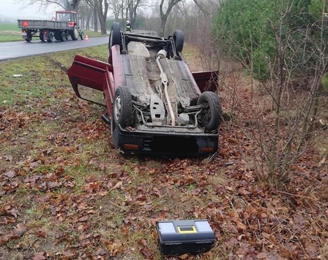 Do zdarzenia doszło w sobotę, 29 grudnia, na trasie Szczaniec-Myszęcin. Kierująca tico wypadła z drogi i dachowała. Powód? Prawdopodobnie zbyt szybka jazda.Kierująca tico 21-letnia kobieta na łuku drogi wpadła w poślizg. Samochód wypadł z drogi i dachował na poboczu. Na miejsce zdarzenia przyjechały służby ratunkowe. Samochodem oraz kierującą zajęli się strażacy OSP Szczaniec. – Na szczęście kierującej nic się nie stało – mówi sierż. sztab. Marcin Ruciński, rzecznik świebodzińskiej policji.Zdarzenie zostało zakwalifikowane jako kolizja, a kierująca została ukarana mandatem za jej spowodowanie.Zobacz również: Dramatyczny wypadek na drodze krajowej nr 27