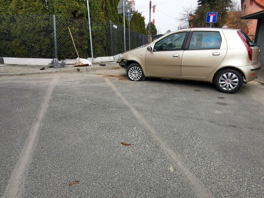 Wypadek w Przemyślu. Na ul. Chrobrego nietrzeźwa kobieta uderzyła fiatem w ogrodzenie [ZDJĘCIA]