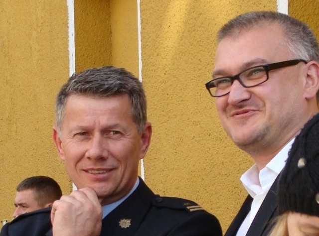 Komendant Stanisław Kowalik (z lewej) wraz z burmistrzem Sławomirem Kowalem podczas ćwiczeń strażackich w magistracie. Panowie omawiali m.in. wzajemną współpracę.
