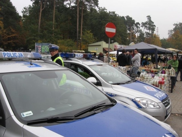 Policjanci kierowali ruchem w okolicy cmentarza przy ul. Wrocławskiej.
