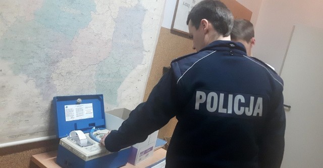 Policjanci zatrzymali 20-latka podejrzanego o kradzież auta.