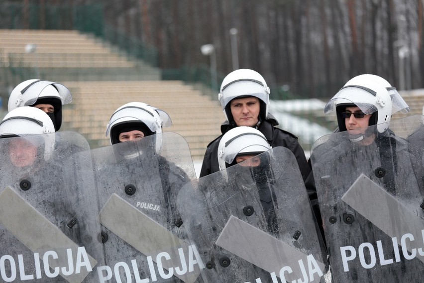 Policjanci ćwiczyli opanowywanie zamieszek na stadionie...