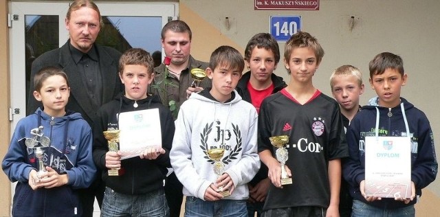 Uczniowie Szkoły Podstawowej z Siesławic - w towarzystwie opiekunów - otrzymali nagrody za świetne występy w &#8222;Akademii sportu&#8221;.