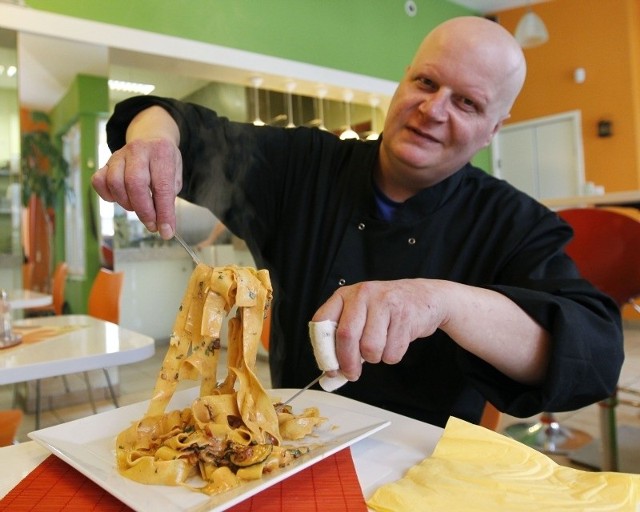 - Naszą specjalnością są podawane na różne sposoby makarony - mówi Janusz Soszyński, który otworzył w Rzeszowie restaurację „Caffe Da Fratelli”. Fot. Krzysztof Kapica