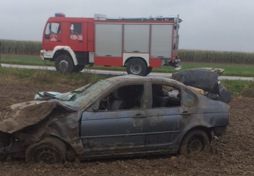 Olędzkie. Zniszczone BMW leżało na boku. Kierowcy brak